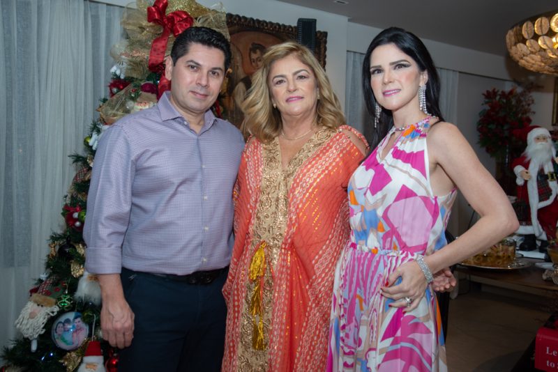 NUIT DE NOËL - Em noite de pura alegria, Carla Lima reúne a família para celebrar o Natal