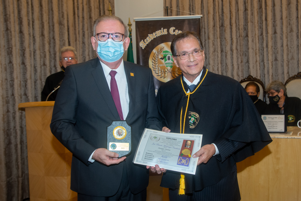 Ricardo Cavalcante é agraciado com título da Academia Cearense de Literatura e Jornalismo
