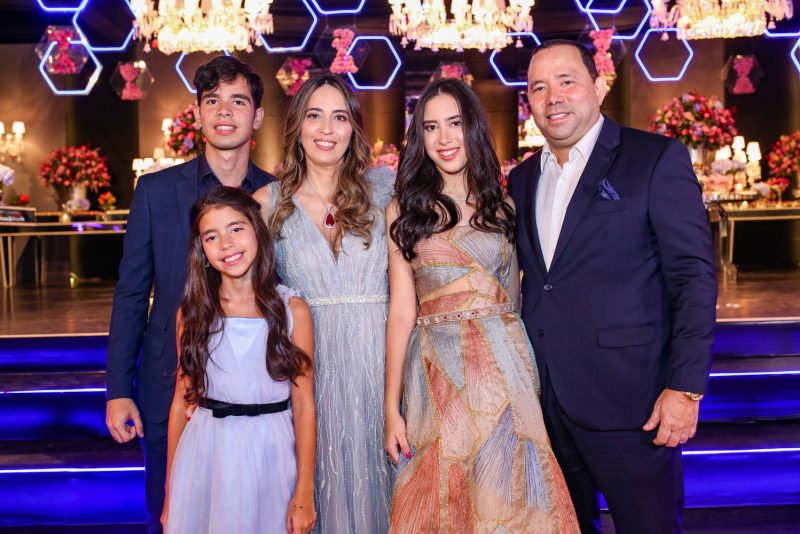 Début - Luxo, requinte e glamour deram o tom da belíssima festa de 15 anos de Giselle Fujita