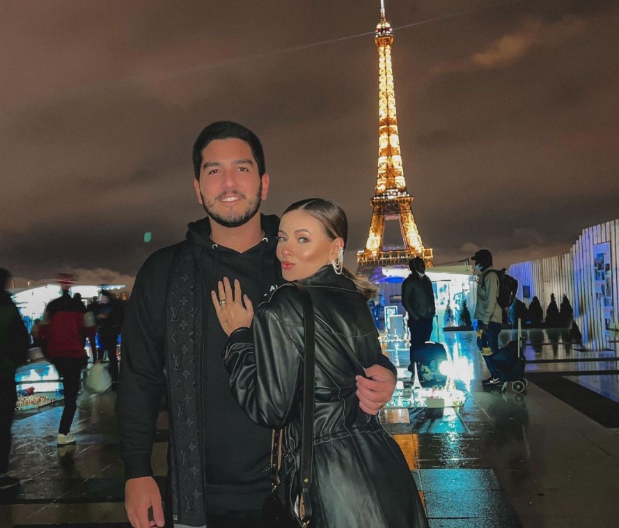 Pedro França e Bruna Massaglia celebram seu primeiro ano de casados em Paris