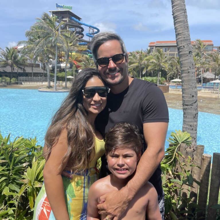 Simone Mendes e Kaká se divertem com o filho no Beach Park