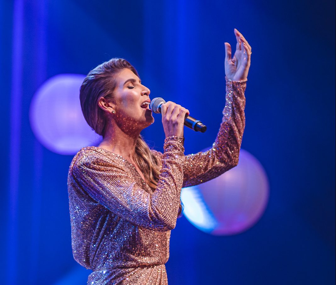 Ticiana de Paula sobe ao palco do Teatro RioMar Fortaleza para show especial