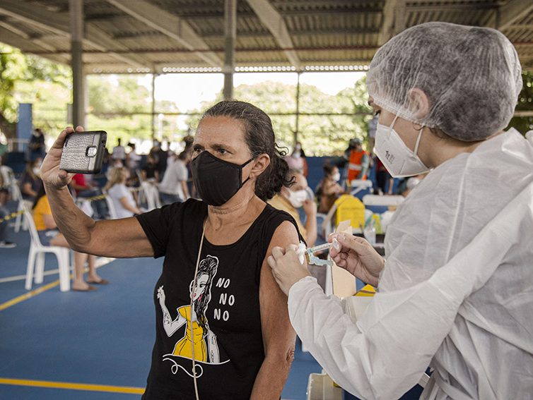 Sarto celebra a aplicação de 4,5 milhões de doses de vacinas em Fortaleza Sarto celebra a aplicação de 4,5 milhões de doses de vacinas em Fortaleza