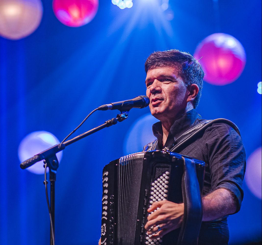 Waldonys celebra aniversário de 50 anos com show e lançamento de livro no Teatro Riomar Fortaleza