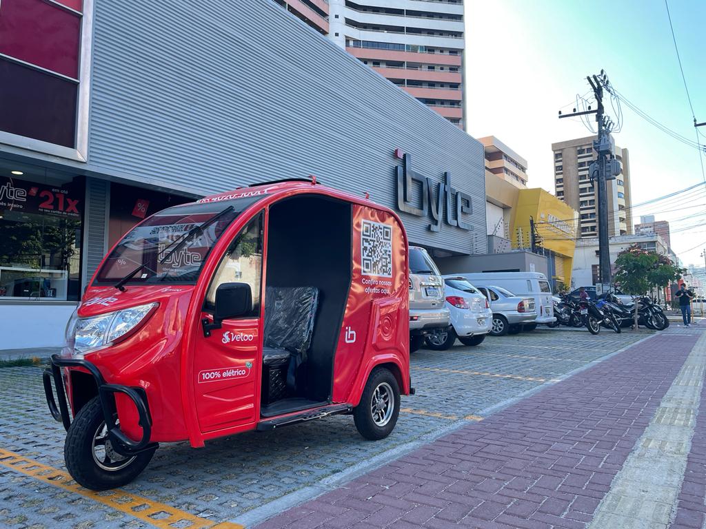 Inovando, ibyte inicia operação de delivery com veículo elétrico