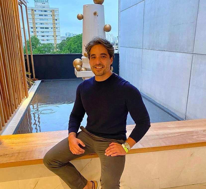 De bem com a vida e feliz com os astros, Rodrigo Porto brinda a nova idade nesta terça-feira (7)