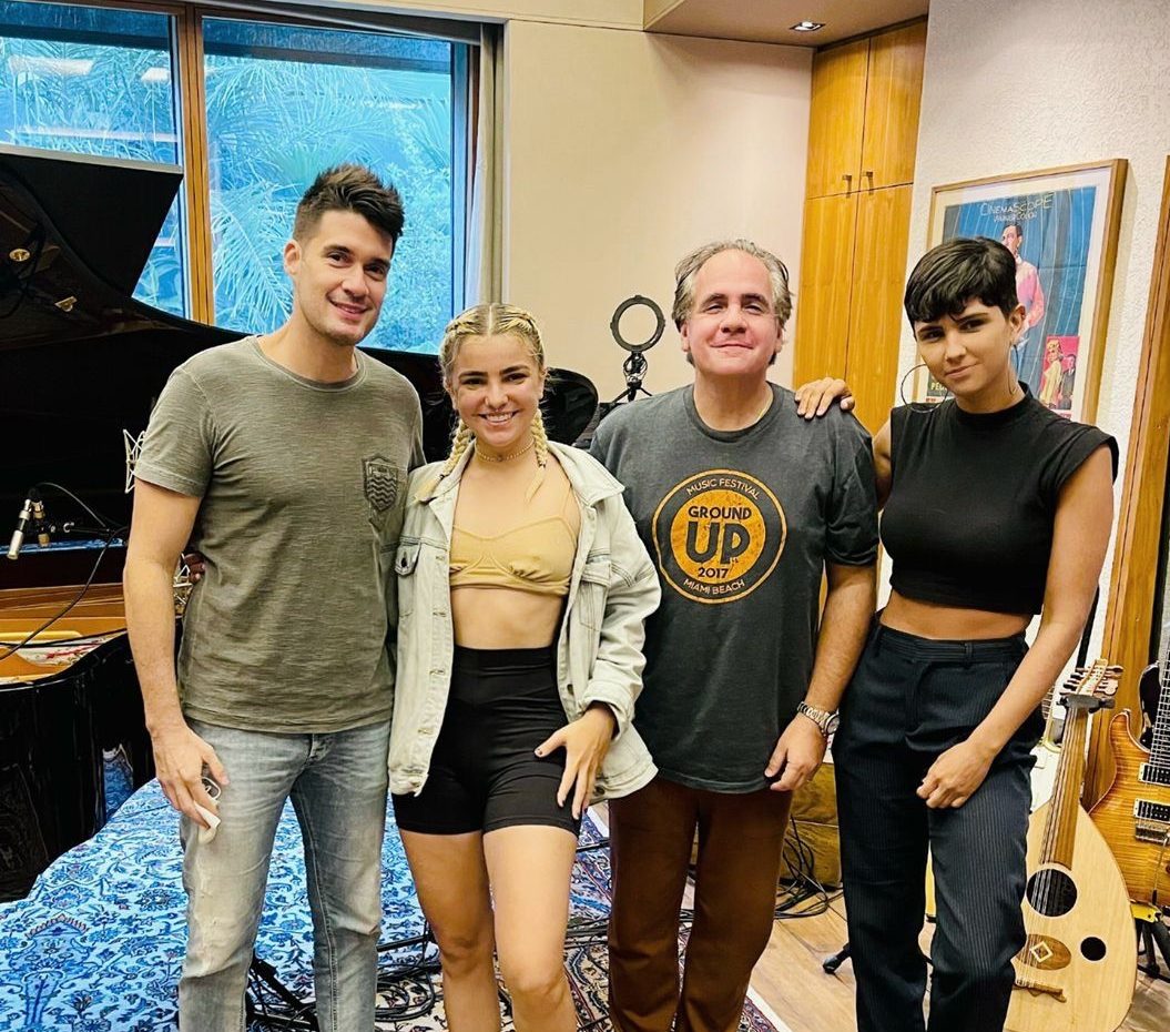 Camila Marieta, Rayane Fortes e Paulo Porto visitam o studio de Ricardo Bacelar