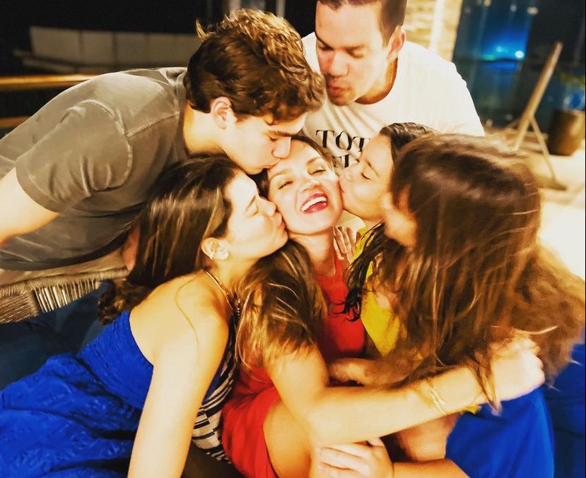 Katarine Queiroz brinda a chegada da nova idade em família