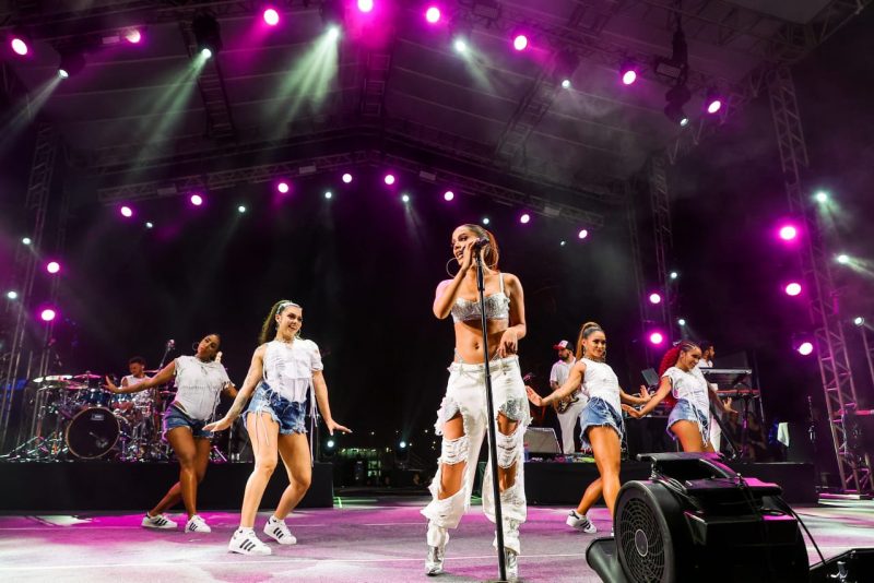 Virada de ano - Anitta abre a primeira noite de festa do Réveillon Nº1 e eleva a temperatura na Praia de Itacarezinho