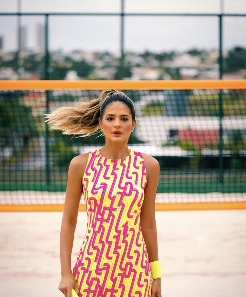 Influencer Thássia Naves transforma sua paixão por Beach Tênis em moda