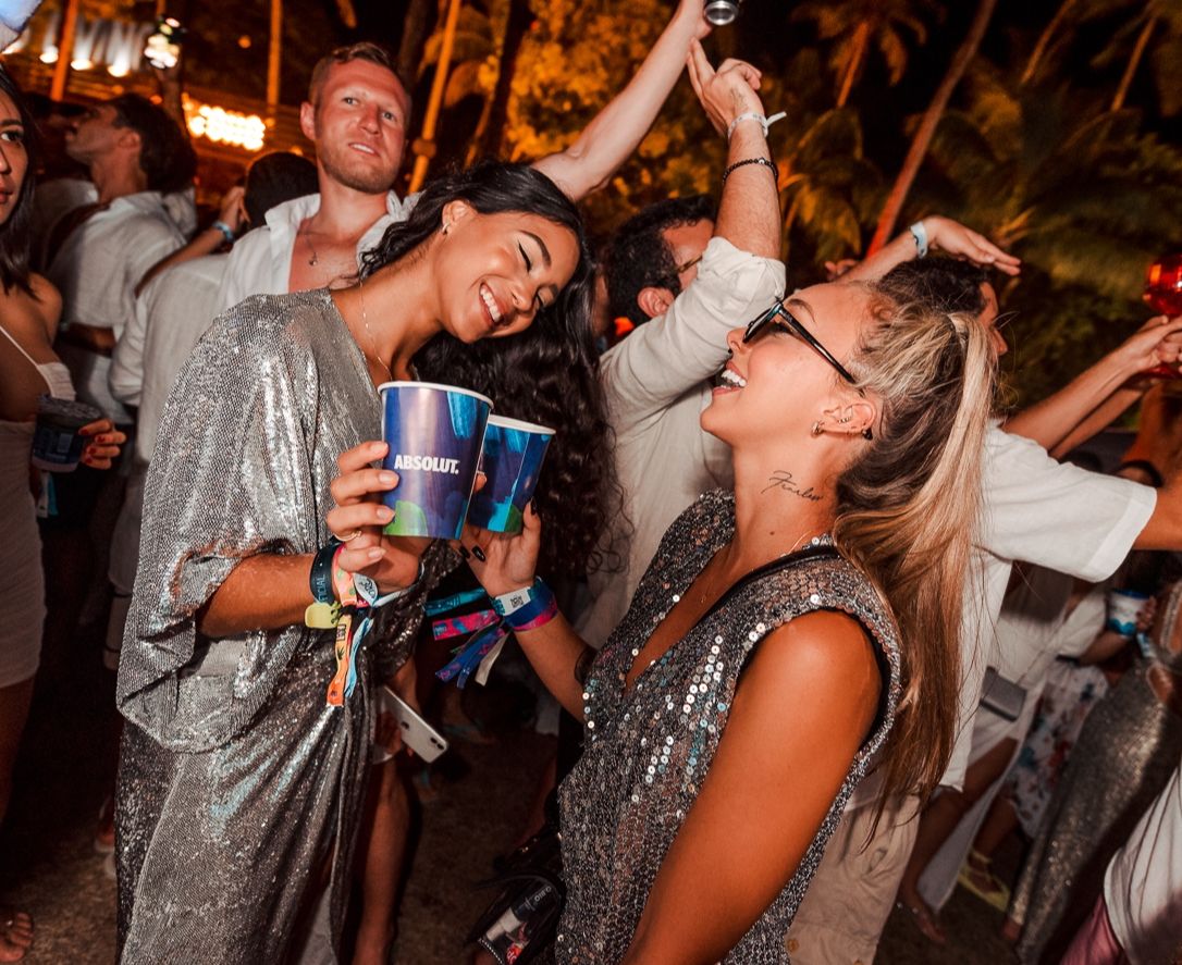 Artistas e celebridades escolhem o Réveillon Amoré para receber 2022 em grande estilo Artistas e celebridades escolhem o Réveillon Amoré para receber 2022 em grande estilo