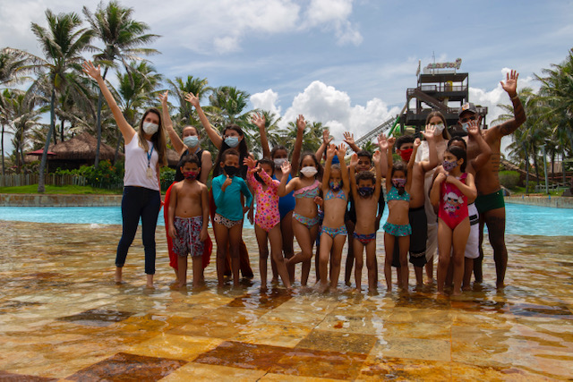 Beach Park recepciona crianças do projeto Vestir o Amor no parque aquático