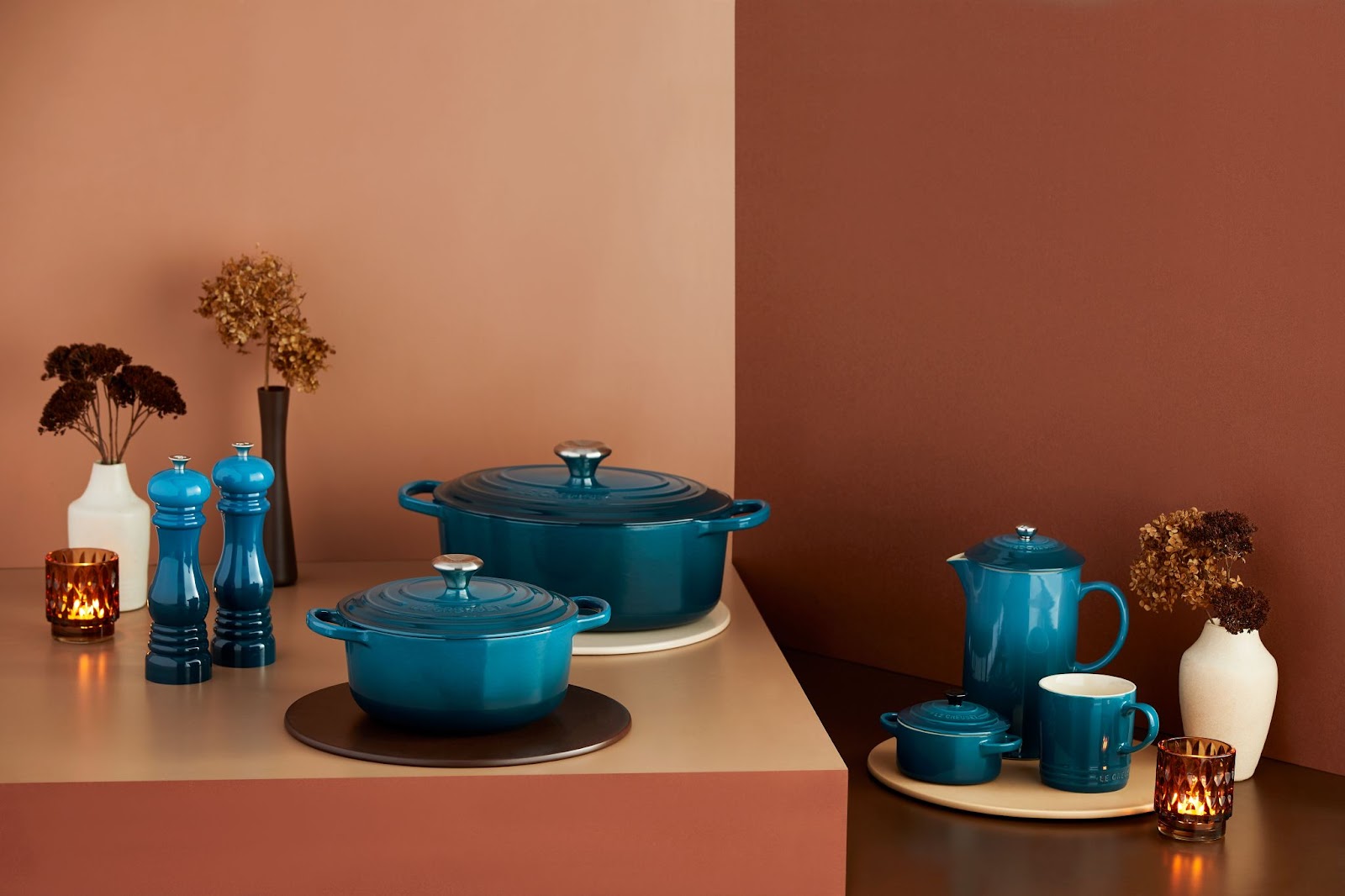 Le Creuset expande o portfólio de cores com tom profundo e luminoso