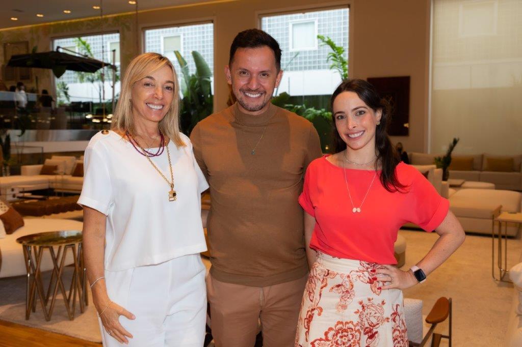 Breton recebe convidados para lançamento de vitrine assinada por Suzana Schermann