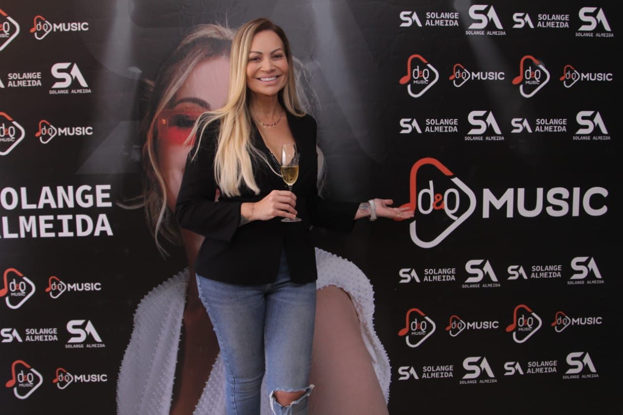 Solange Almeida assina contrato com a D&E Music