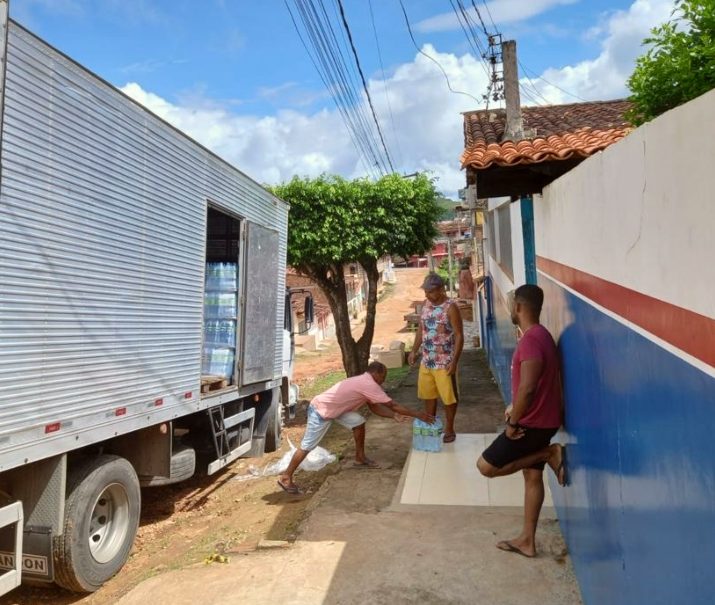 Grupo Edson Queiroz doa 55,8 mil litros de água mineral a vítimas de enchentes