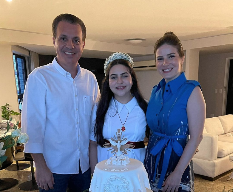 Leonardo e Maria Clara Dallolio celebram a primeira comunhão de Nicole