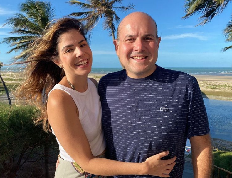 Carol Bezerra cede a trend no Instagram e revela curiosidades sobre seu relacionamento com Roberto Cláudio