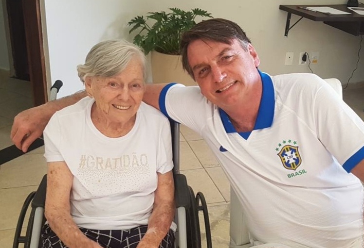 Morre a mãe do presidente Bolsonaro e visita oficial ao exterior é encerrada antes