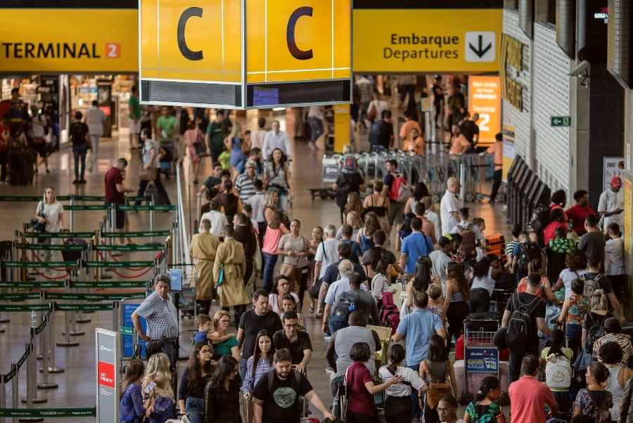 Alta de casos de Covid e gripe provocam cancelamentos de voos em todo o País