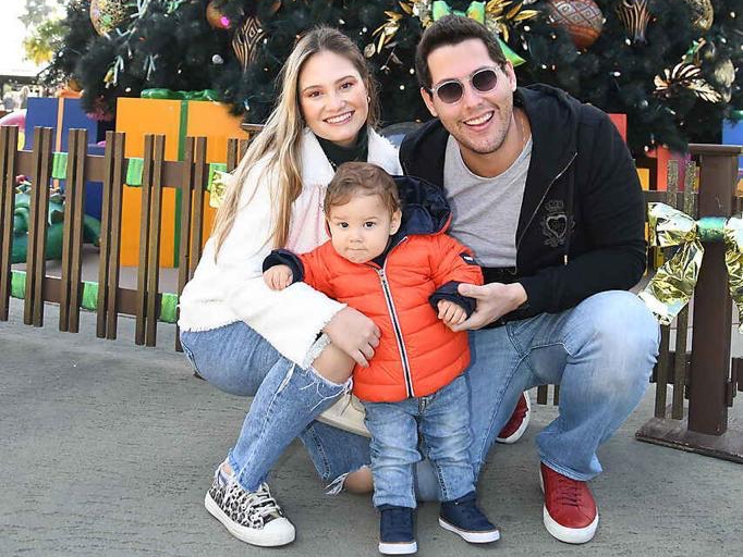 Letícia Teixeira e Gabriel Dias Branco curtem temporada de diversão com Emanuel em Orlando