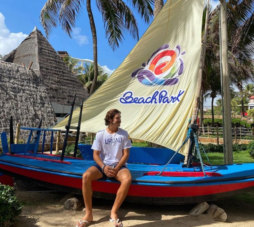 Em tour pelo Ceará, Nicolas Prattes faz parada no Beach Park e curte dia de diversão