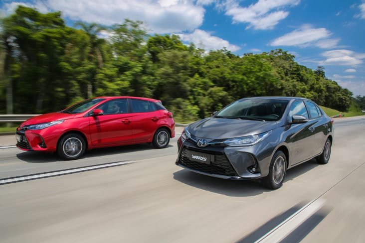 Toyota Yaris 2023 Hatch E Sedan Em Movimento 732x488