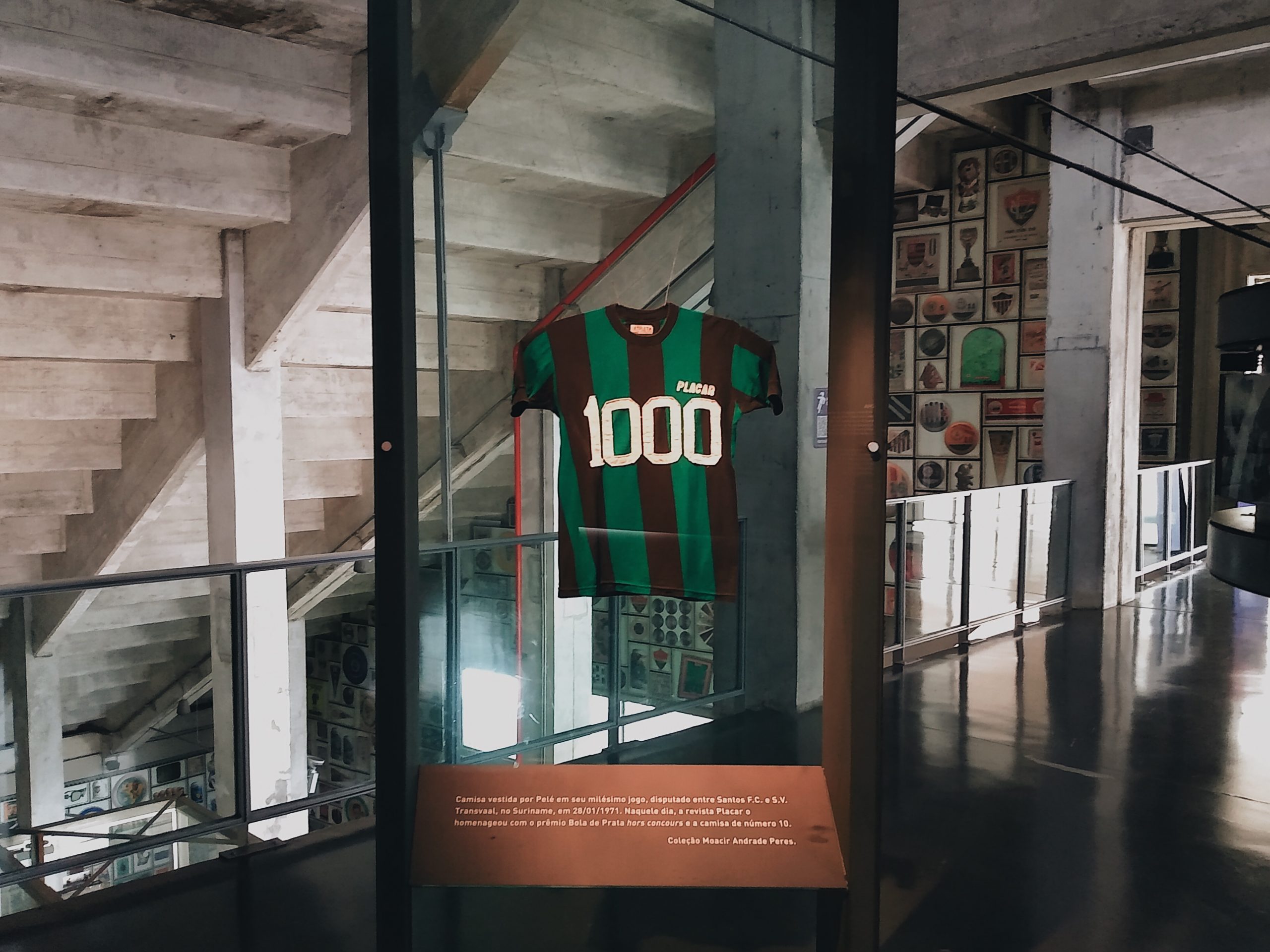 Camisa comemorativa usada por Pelé antes de seu milésimo jogo é exibida no Museu do Futebol