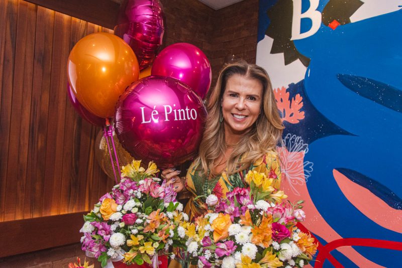 Sessão parabéns - Alexandra Pinto e Adriana Bezerra celebram a nova idade em dose dupla