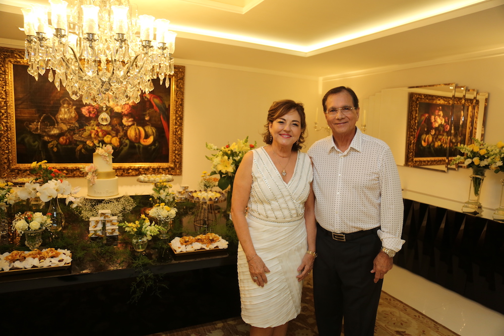 Ana Maria e Beto Studart brindam seus 50 anos de casados “comme il faut”