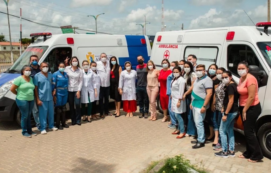 Bismarck Maia entrega três ambulâncias novas para ações de saúde em Aracati