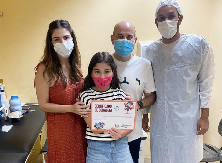 Caçula de Roberto Cláudio e Carol Bezerra, Robertinha recebe a primeira dose da vacina