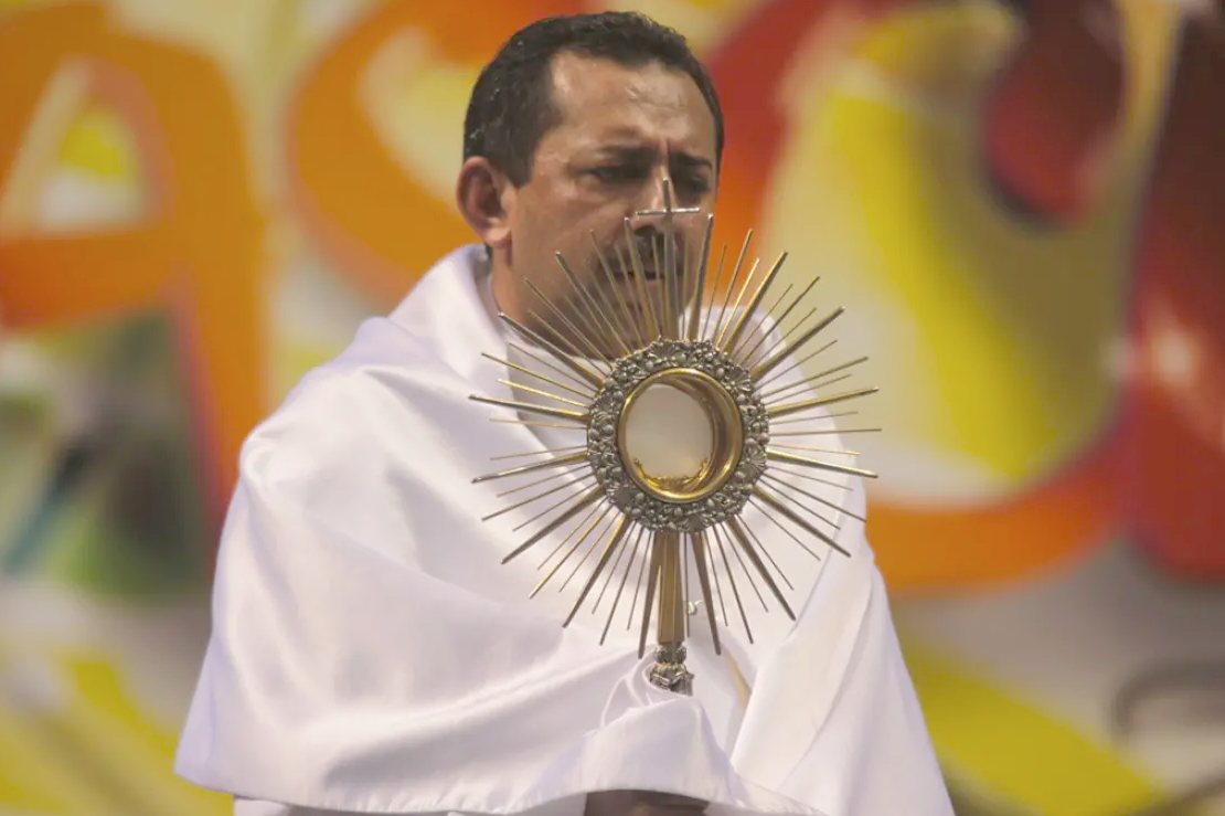 Padre Antonio Furtado conduz momento de oração no Shopping Iguatemi Fortaleza