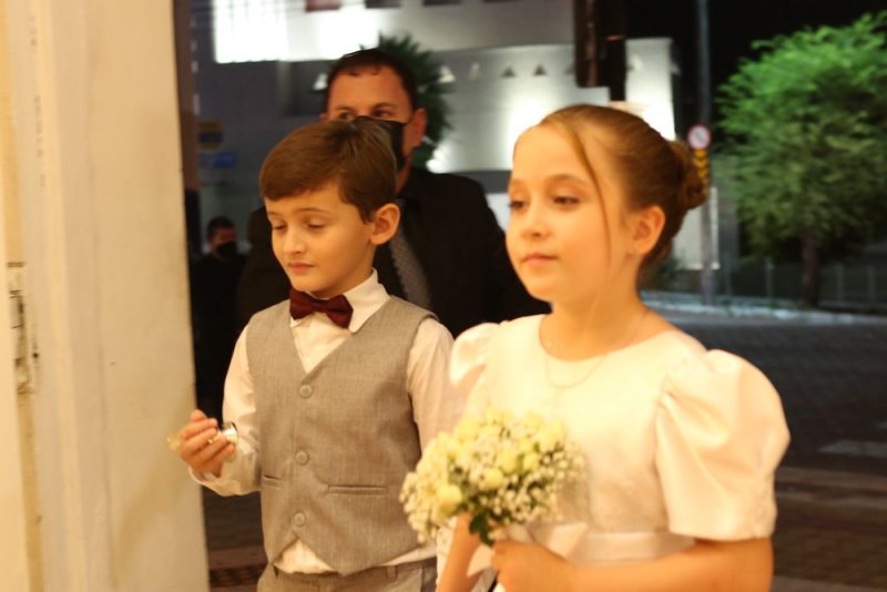 Tradição Católica - Rodrigo Nogueira e Manuela Melo trocam alianças no altar do Seminário da Prainha