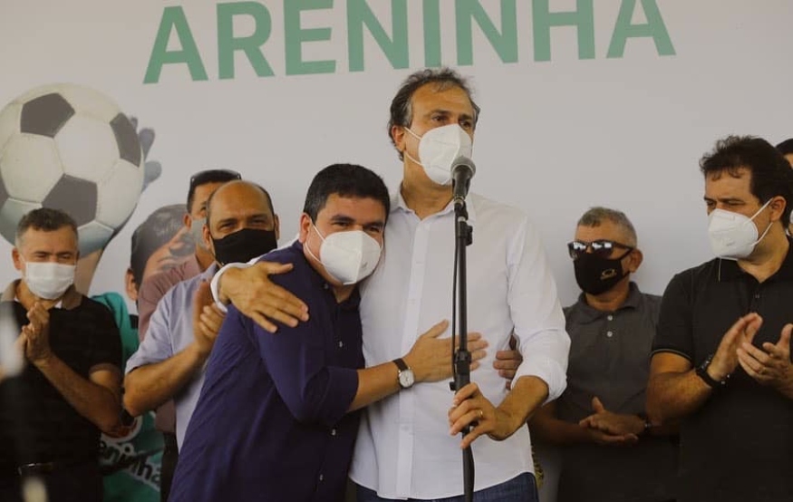 Secretário Chagas Vieira celebra entrega de areninha que leva o nome de seu pai, Luiz de França, no município de Paracuru