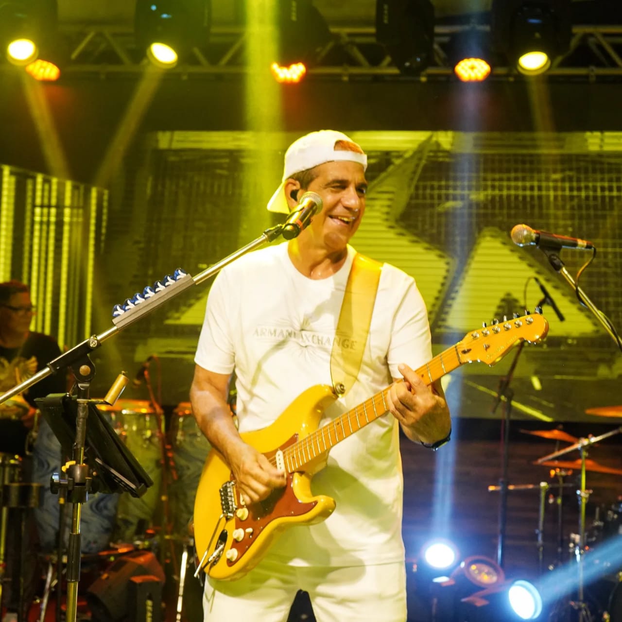 Durval Lelys lota casa de show e agita público no Rio de Janeiro