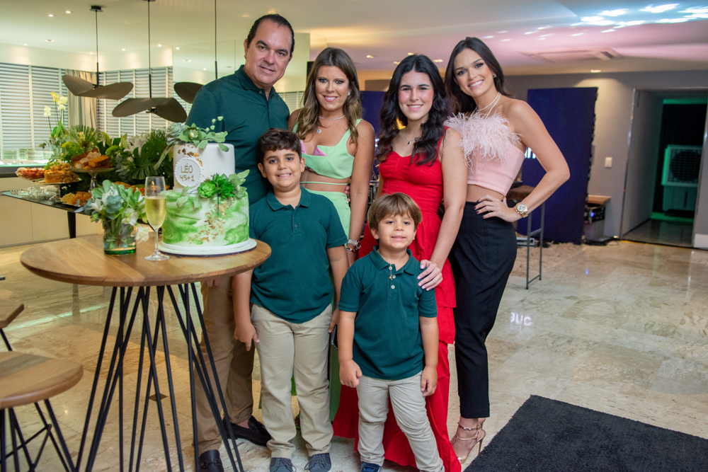 Com atmosfera de boas energias, Leonardo Albuquerque reúne família e amigos para brindar chegada de nova idade