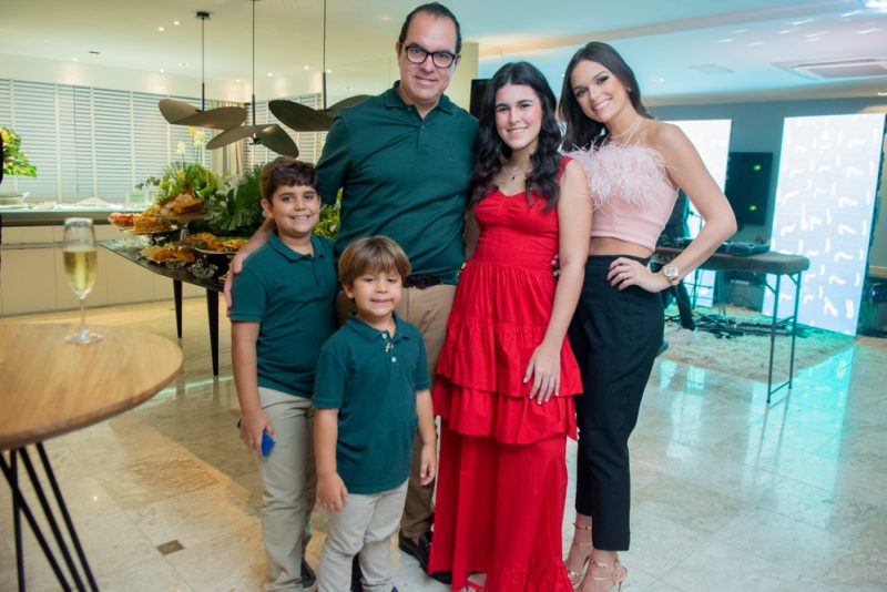 B-DAY - Com atmosfera de boas energias, Leonardo Albuquerque reúne família e amigos para brindar chegada de nova idade