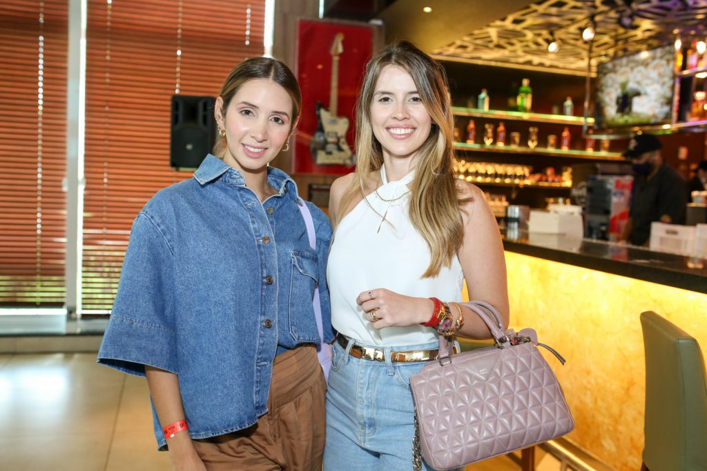 Livia Queiroz E Laura Cespedes