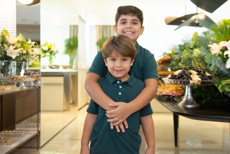 B-DAY - Com atmosfera de boas energias, Leonardo Albuquerque reúne família e amigos para brindar chegada de nova idade