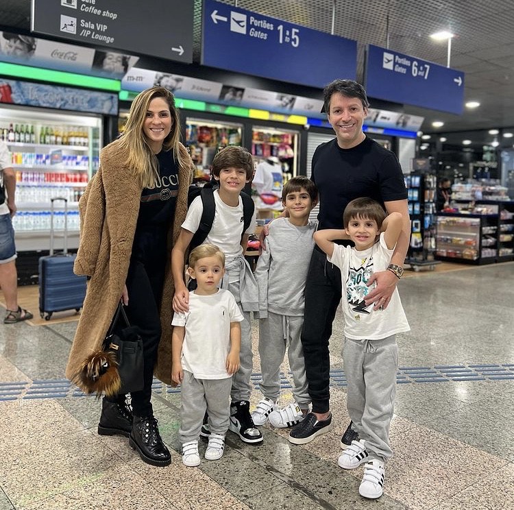 Em clima de alegria, Mariana Mota e Francisco Marinho Filho embarcam com filhos para viagem rumo à França