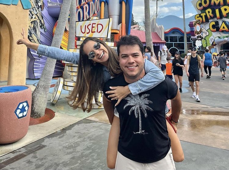 Marina Brasil e Ronaldo Aguiar curtem dias de diversão em Orlando