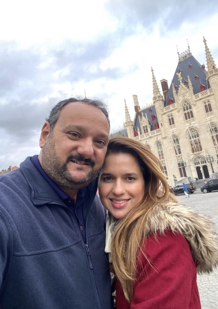 Renata de Paula curte frio da Bélgica para brindar sua nova idade com Patriolino Dias