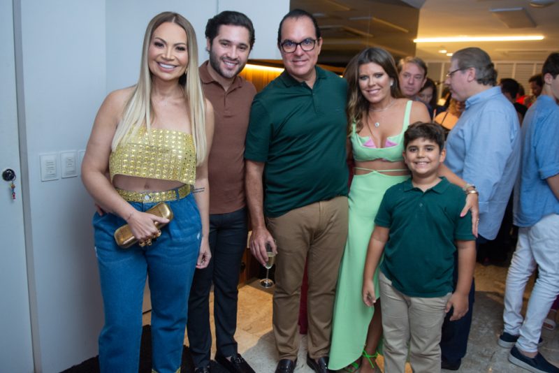 B-DAY - Com atmosfera de boas energias, Leonardo Albuquerque reúne família e amigos para brindar chegada de nova idade