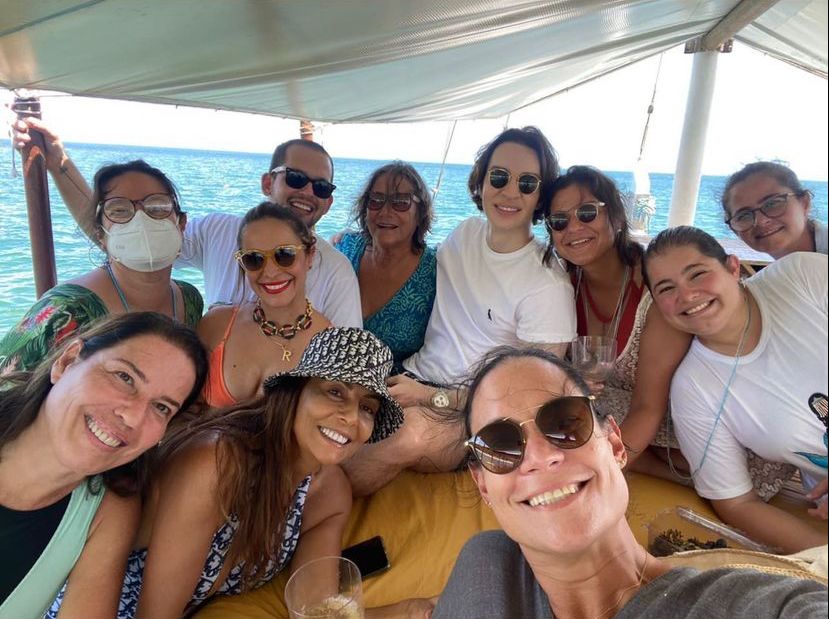 Em Salvador, Gil Santos recebe uma turma especial para celebrar o Dia de Iemanjá