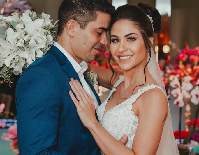 Chuva de Arroz - Larissa Rosado e Eduardo Feitosa trocam alianças em cerimonia intimista