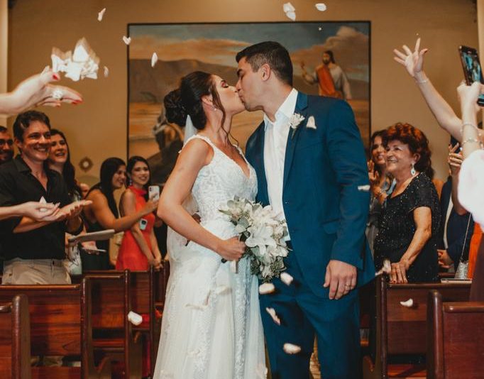 Chuva de Arroz - Larissa Rosado e Eduardo Feitosa trocam alianças em cerimonia intimista