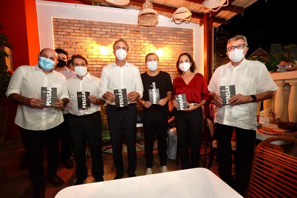 Camilo Santana prestigia o lançamento do primeiro livro de Élcio Batista