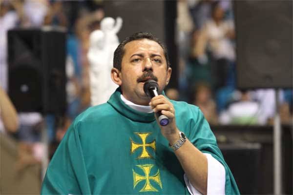 Iguatemi Fortaleza realiza momento de oração com padre Antonio Furtado