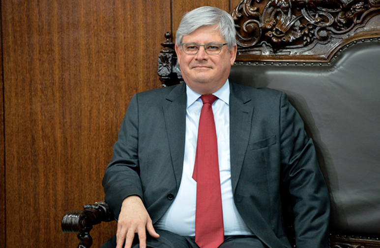 Rodrigo Janot aterrissa em Fortaleza para evento da Comissão da OAB Ceará Rodrigo Janot aterrissa em Fortaleza para evento da Comissão da OAB Ceará